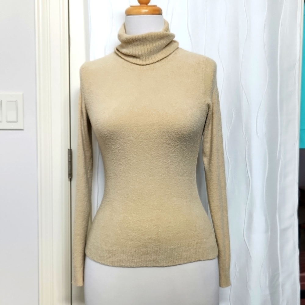 Folio New York Cream Turtleneck Sweater
